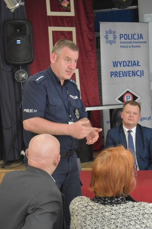 Krzysztof Tomaszewski ostrzega seniorów przed oszustami i złodziejami