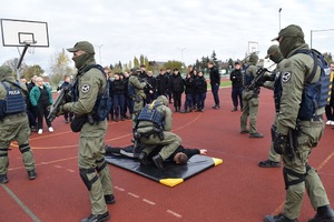 Policyjne ćwiczenia w Zespole Szkół Technicznych.