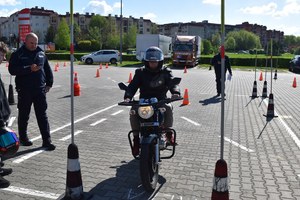 Turniej motoryzacyjny ze śremską Policją. Jazda sprawnościowa motorowerem.