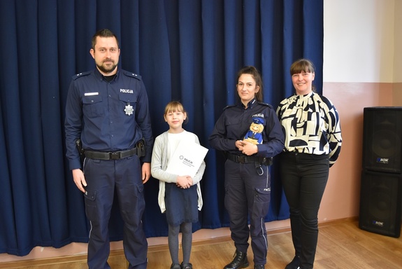 Policjanci gratulowali sukcesu Majce, wyróżnionej w ogólnopolskim konkursie „Śnieżny dekalog”