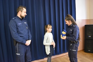 Policjanci gratulowali sukcesu Majce, wyróżnionej w ogólnopolskim konkursie „Śnieżny dekalog”