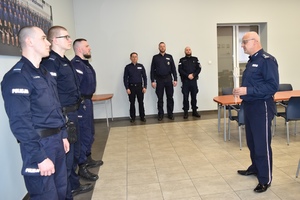 Mianowani do służby stałej – spotkanie Komendanta z trzema policjantami, którzy pozytywnie przeszli okres służby przygotowawczej.