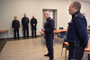 Mianowani do służby stałej – spotkanie Komendanta z trzema policjantami, którzy pozytywnie przeszli okres służby przygotowawczej.